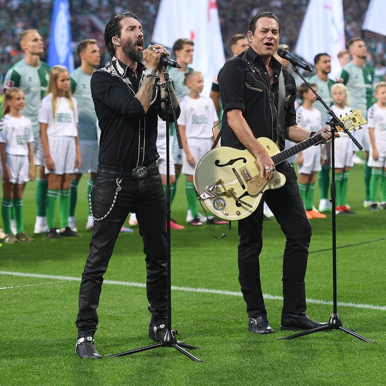 Endlich wieder Fußball-Bundesliga: Zum Eröffnungsspiel performten "The BossHoss" die deutsche Nationalhymne. (Foto: IMAGO, IMAGO / Revierfoto)
