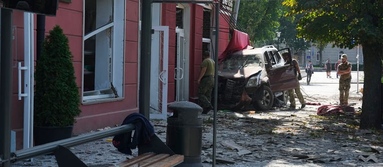 Ukrainische Soldaten inspizieren ein beschädigtes Gebiet nach einem Angriff. Infolge eines russischen Raketenangriffs sind in der nordukrainischen Stadt Tschernihiw offiziellen Angaben zufolge mindestens sieben Menschen getötet und weitere 110 verletzt worden.  (Foto: dpa Bildfunk, picture alliance/dpa/AP | Efrem Lukatsky)