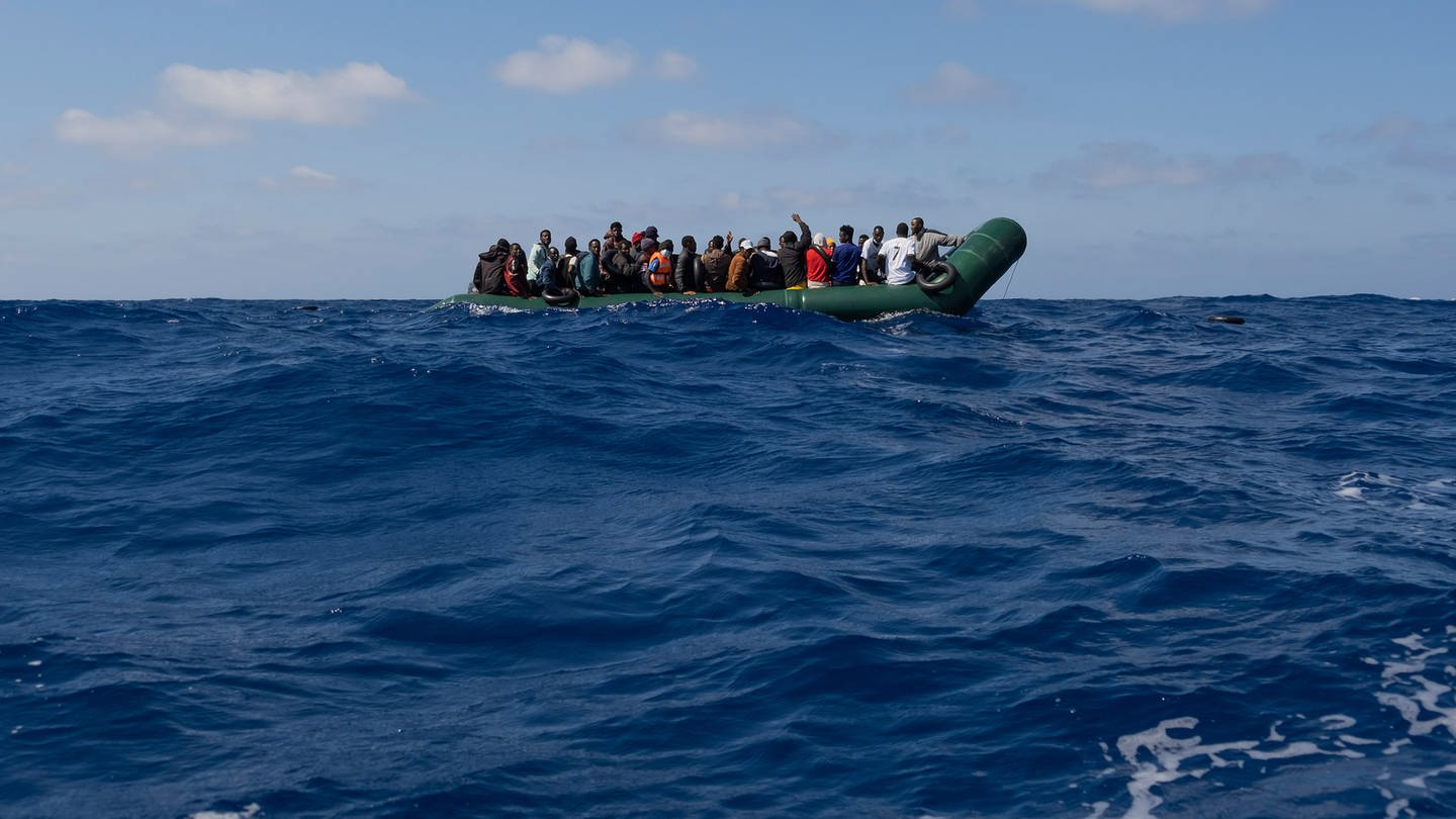Ein Schlauchboot mit Flüchtenden treibt auf dem Mittelmeer. (Symbolbild) (Foto: dpa Bildfunk, picture alliance/dpa/sea-eye | Camilla Kranzusch)