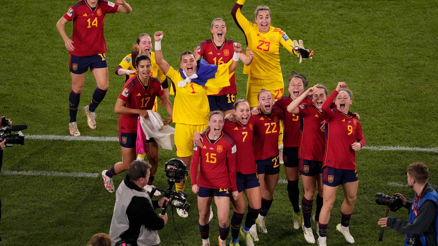 Fußball Frauen WM, Spanien - England, Finale: Spaniens Spielerinnen feiern ihren Sieg über England. (Foto: dpa Bildfunk, picture alliance/dpa/AP | Mark Baker)