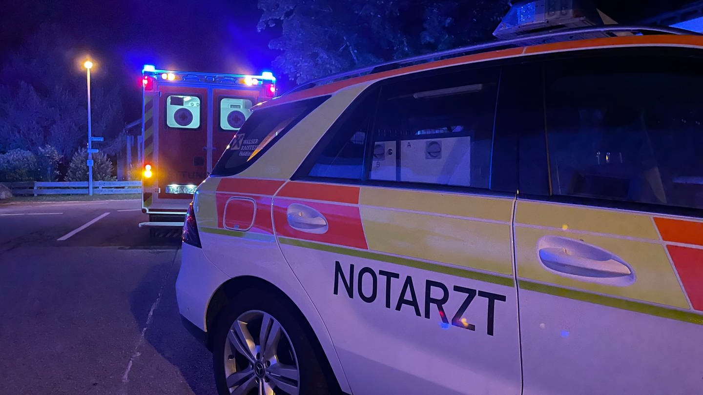 Ein Notarzt-Fahrzeug und ein Rettungswagen stehen auf der Straße. Bei einem Badeunfall im Seepark Pfullendorf ist ein 20-Jähriger gestorben. (Foto: dpa Bildfunk, picture alliance/dpa | Benjamin Liss)