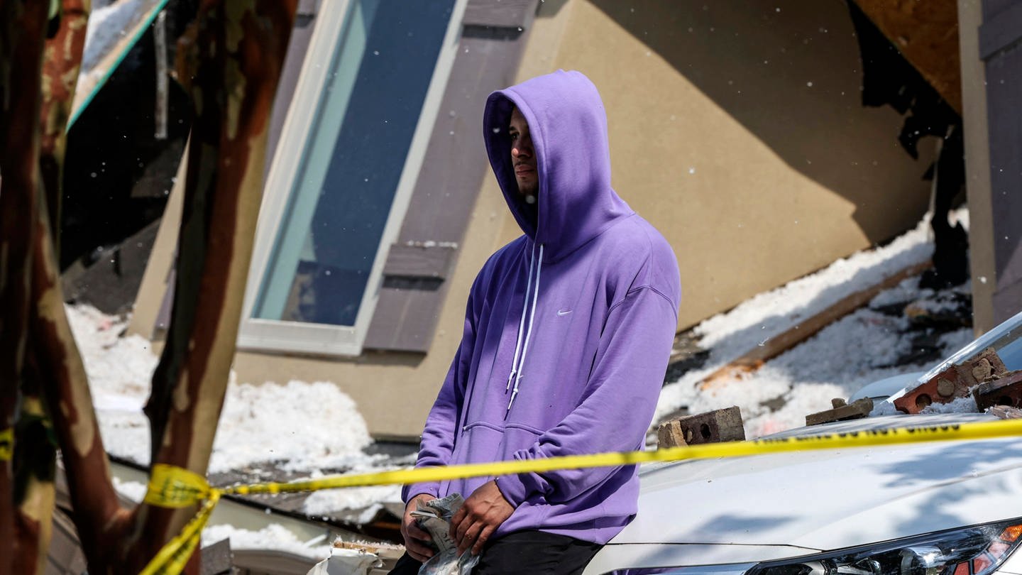 Caleb Farley sitzt vor den Trümmern seines Hauses nach einer Explosion. (Foto: dpa Bildfunk, picture alliance/dpa/The Charlotte Observer | Melissa Melvin-Rodriguez)