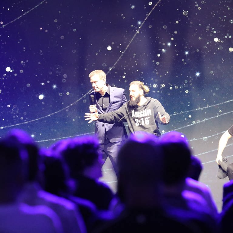 Der GTA Flitzer stürmt auf die Bühne bei der Gamescom Opening Night (Foto: dpa Bildfunk, picture alliance/dpa | Sascha Thelen)