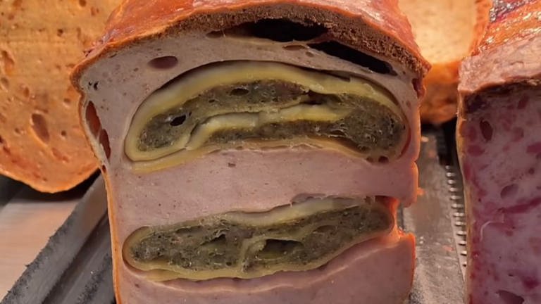 Screenshot von Video, in dem ein Maultaschen-Fleischkäse vorkommt. (Foto: Screenshot Instagram @lexander_lafleur)
