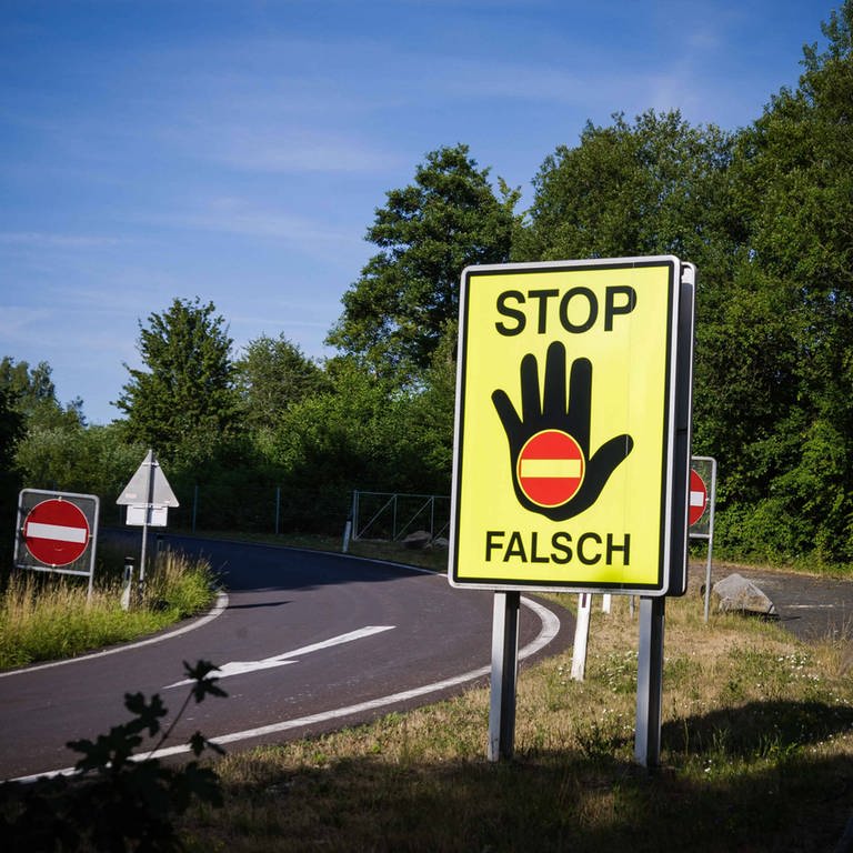 Ein Stop-Schild, das zeigen soll, dass das die falsche Ausfahrt ist.  (Foto: SWR DASDING, IMAGO / Daniel Scharinger)