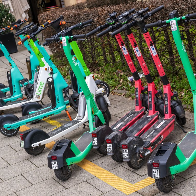 Auch in Heidelberg sorgen E-Scooter für Chaos. Deshalb will die Stadt spezielle Parkzonen testen  (Foto: dpa Bildfunk, picture alliance/dpa | Peter Kneffel)