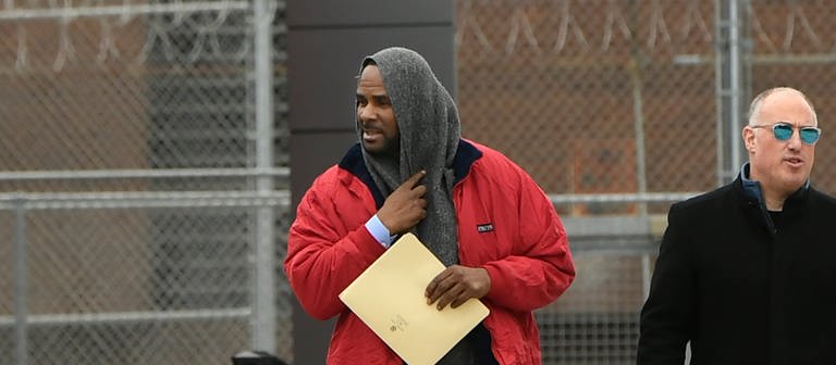 R. Kelly verlässt ein Gefängnis in Chicago zusammen mit seinem Verteidiger Steve Greenberg. (Foto: dpa Bildfunk, picture alliance/dpa | Paul Beaty)