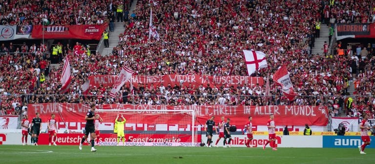 Banner der Fans vom SC Freiburg zum Kuss-Skandal um Luis Rubiales und den Verband von Spanien: "Machtverhältnisse wieder 1A ausgespielt - Frauen gewinnen WM, toxische Männlichkeit in aller Munde" (Foto: IMAGO, Eibner)