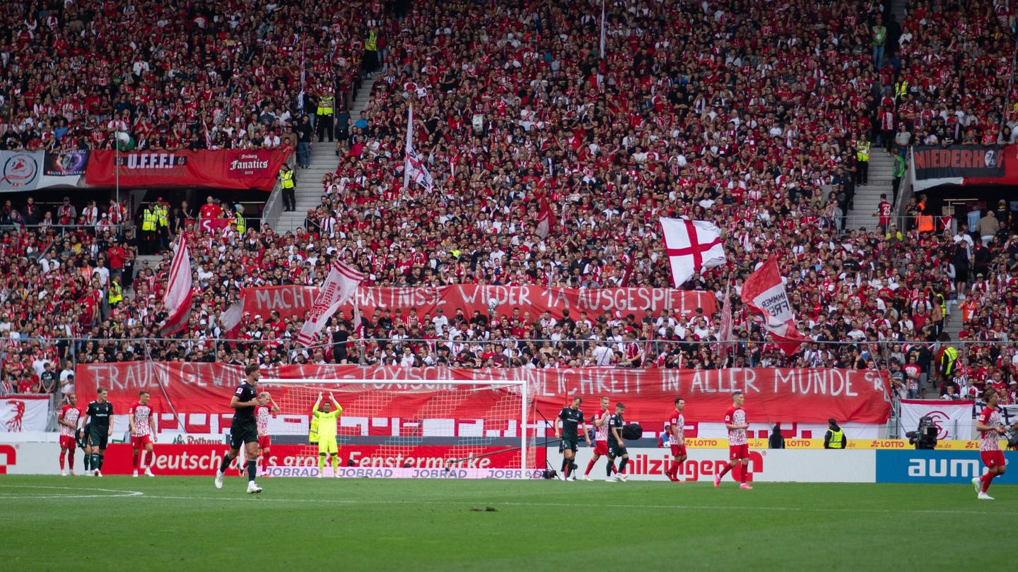 Banner der Fans vom SC Freiburg zum Kuss-Skandal um Luis Rubiales und den Verband von Spanien: 