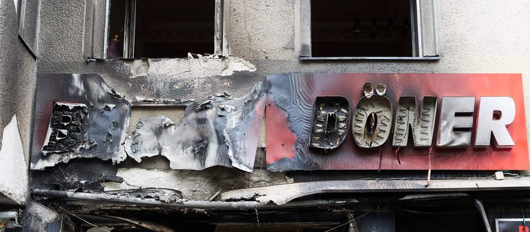 Das Firmenschild eines ausgebrannten Dönerimbisses ist in der Berliner Uhlandstraße zu sehen. Das Brandkommissariat ermittelt nun dem Polizeisprecher zufolge in alle Richtungen. (Foto: dpa Bildfunk, picture alliance/dpa | Jörg Carstensen)
