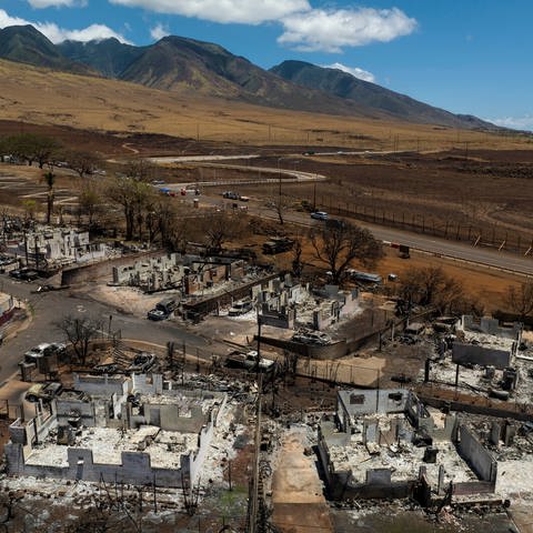 Häuser liegen nach einem verheerenden Waldbrand auf der Insel Maui in Schutt und Asche. Auf der Hawaii-Insel werden noch immer viele vermisst. (Foto: dpa Bildfunk, picture alliance/dpa/AP | Jae C. Hong)