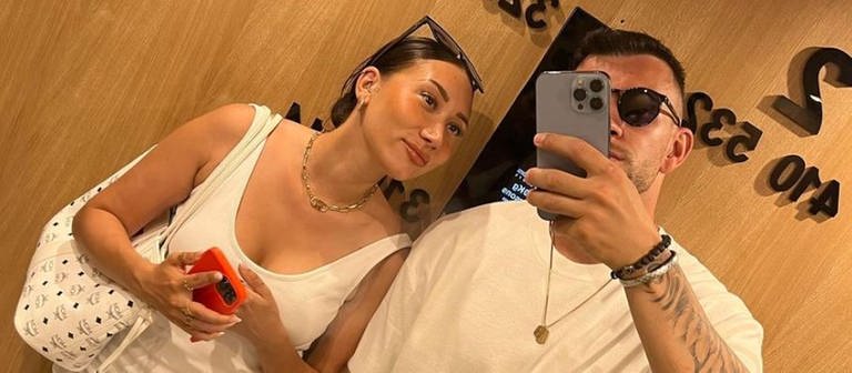 Samira Klampfl und Serkan Yavuz sind im gemeinsamen Urlaub auf Mykonos in Griechenland. Die Reality-TV-Sternchen haben sich verlobt. (Foto: Instagram @serkan_yavuz)