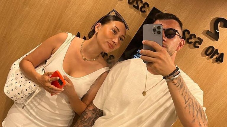 Samira Klampfl und Serkan Yavuz sind im gemeinsamen Urlaub auf Mykonos in Griechenland. Die Reality-TV-Sternchen haben sich verlobt. (Foto: Instagram @serkan_yavuz)