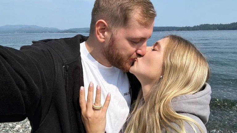 Trymacs und seine Freundin Celina Marie haben sich verlobt. (Foto: Instagram @trymacs)