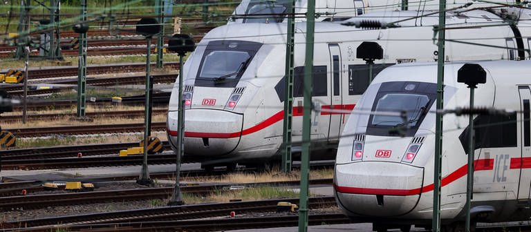 ICE-Züge der Deutschen Bahn (DB) stehen im Betriebswerk Stellingen auf den Gleisen. (Foto: dpa Bildfunk, picture alliance/dpa | Christian Charisius)