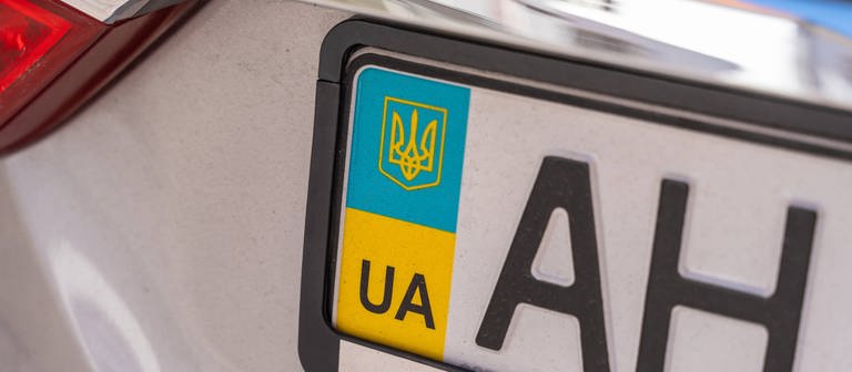Autos mit ukrainischen Kennzeichen (Foto: IMAGO, IMAGO / Bihlmayerfotografie)