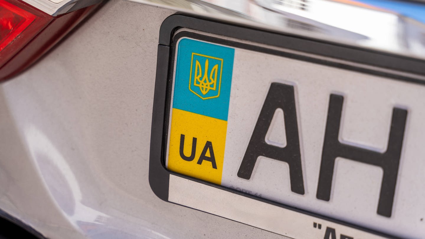 Autos mit ukrainischen Kennzeichen (Foto: IMAGO, IMAGO / Bihlmayerfotografie)