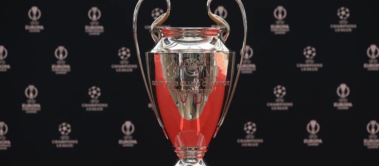 Die UEFA Champions-League-Trophäe steht auf einem Podest vor dem Start der Auslosung. (Foto: dpa Bildfunk, picture alliance/dpa/CSM via ZUMA Press Wire | Jonathan Moscrop)