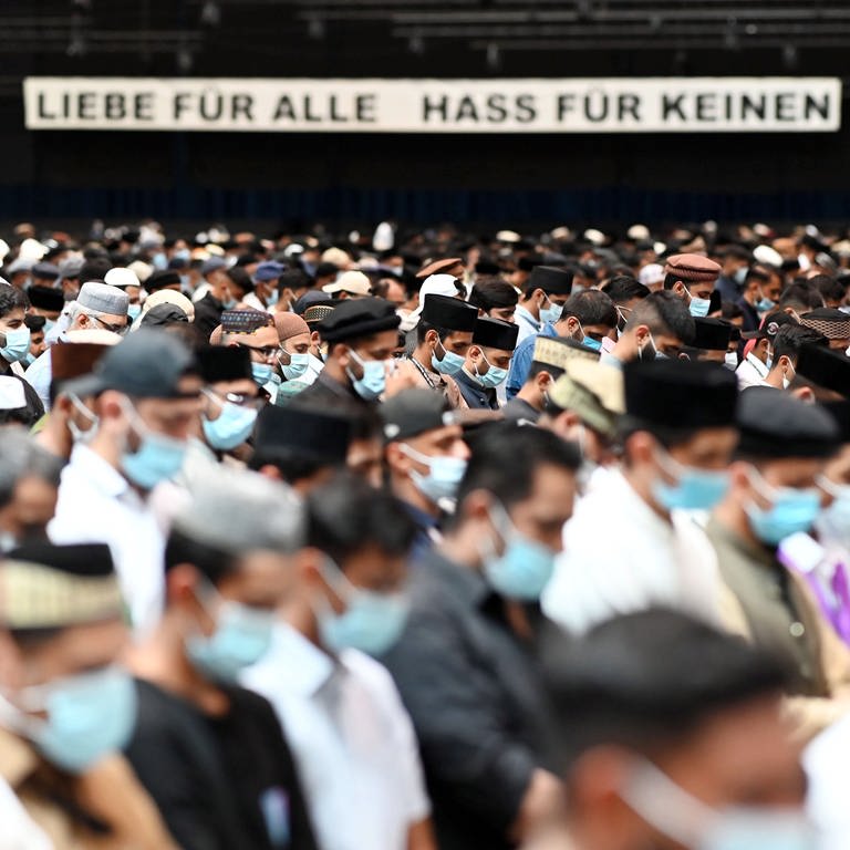 Ahmadiyya Gemeinschaft Bewegung jährliche Versammlung Stuttgart 2023 Jalsa Salana muslimisch Islam (Foto: dpa Bildfunk, picture alliance/dpa | Uli Deck)