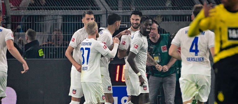 Die Spieler vom 1. FC Heidenheim jubeln nach dem 2:2-Ausgleich gegen Borussia Dortmund. (Foto: IMAGO, kolbert-press / Marc Niemeyer)