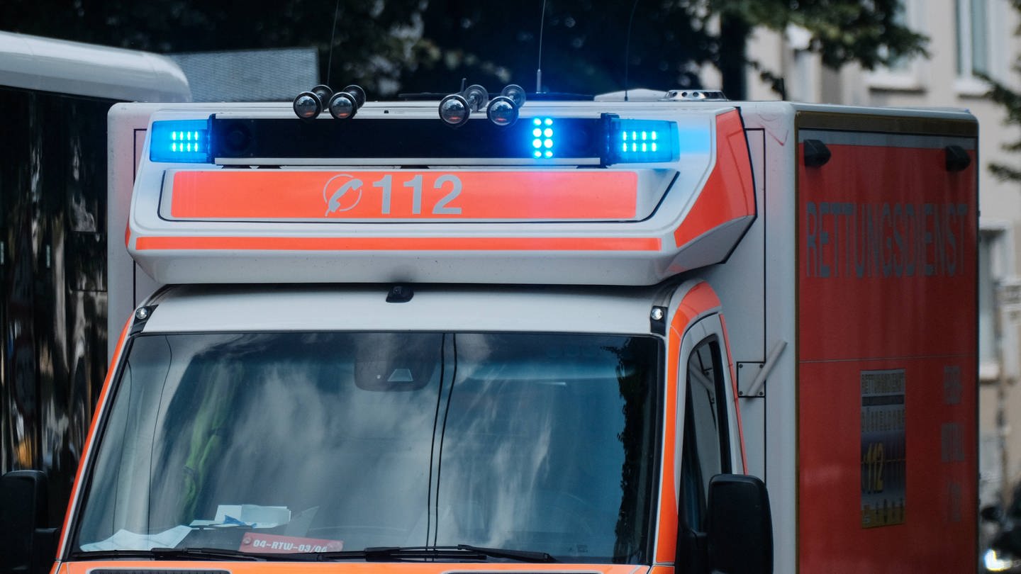 Symbolbild: Krankenwagen. Ein verletzter Mann soll auf dem Weg ins Krankenhaus versucht haben, einen Polizisten und mehrere Rettungssanitäter mit seinem Blut abzuspritzen. (Foto: IMAGO, Michael Gstettenbauer)