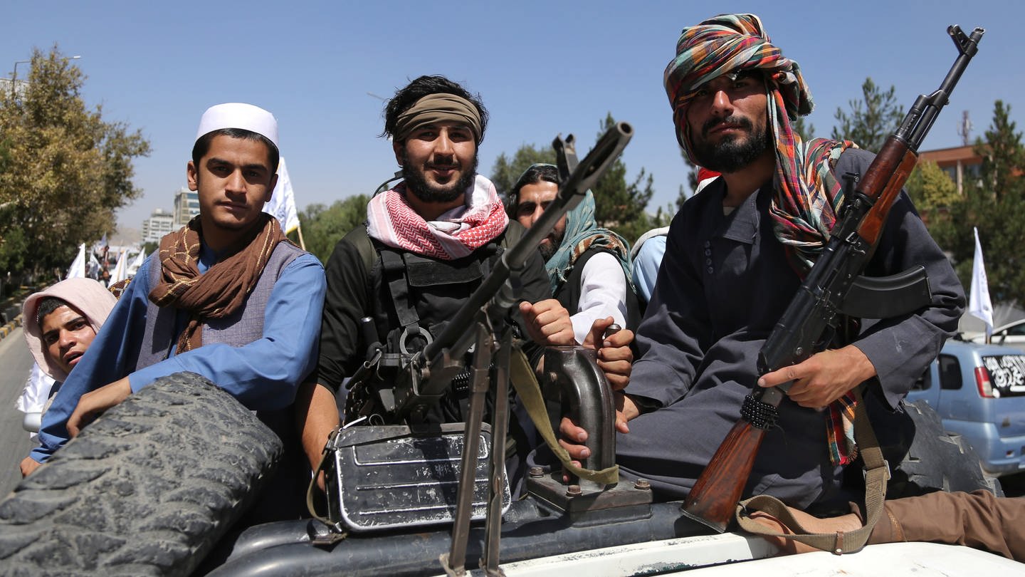 Kämpfer der Taliban patrouillieren anlässlich des zweiten Jahrestags ihrer Machtübernahme. In Afghanistan hat die Moralpolizei sechs Menschen festgenommen. (Foto: dpa Bildfunk, picture alliance/dpa/AP | Siddiqullah Alizai)