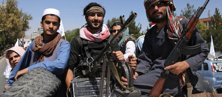 Kämpfer der Taliban patrouillieren anlässlich des zweiten Jahrestags ihrer Machtübernahme. In Afghanistan hat die Moralpolizei sechs Menschen festgenommen. (Foto: dpa Bildfunk, picture alliance/dpa/AP | Siddiqullah Alizai)