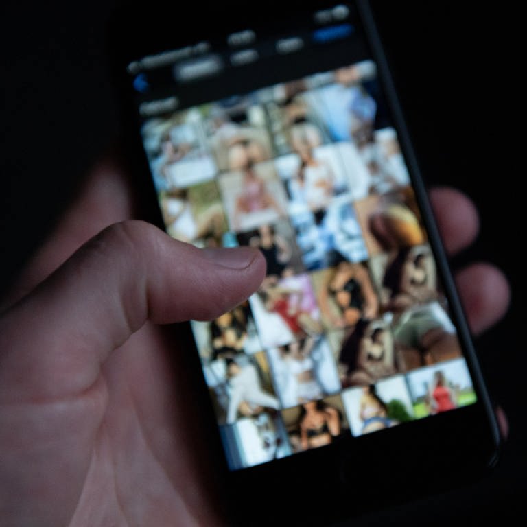 Pornografische Bilder auf einem Handybildschirm (Symbolbild) Lidl muss Kindersnacks zurückrufen, weil ein Link auf eine chinesische Pornoseite geht (Foto: dpa Bildfunk, picture alliance/dpa | Silas Stein)
