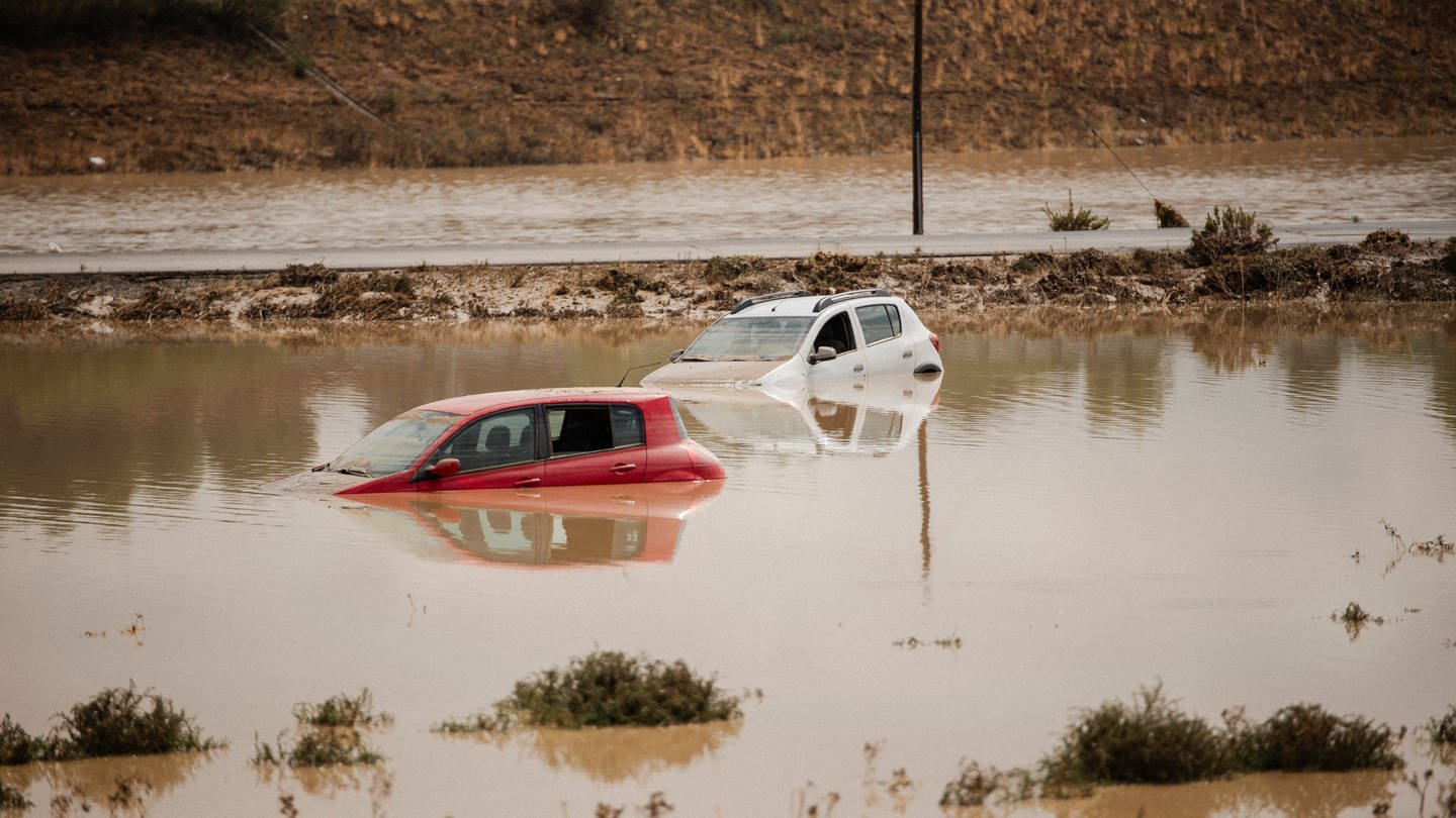 Zwei Autos stehen neben der A-42 in Bargas, Toledo, im Wasser. (Foto: dpa Bildfunk, picture alliance/dpa/EUROPA PRESS | Mateo Lanzuela)