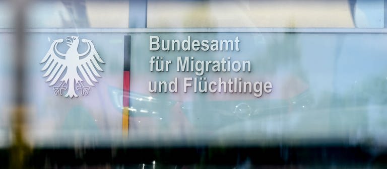 Der Schriftzug des Bundesamts für Migration und Flüchtlinge (BAMF) in Wilmersdorf. (Foto: dpa Bildfunk, picture alliance/dpa | Jessica Lichetzki)
