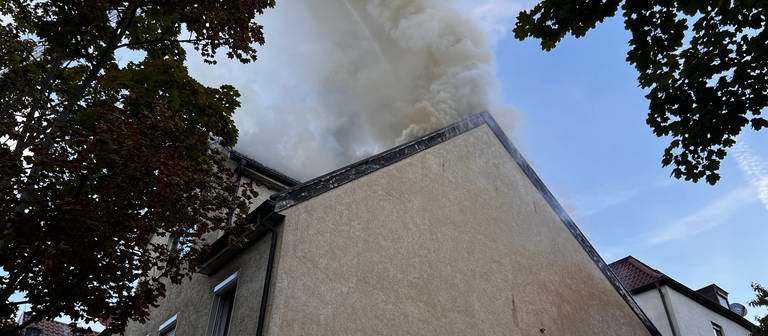 Rauchentwicklung aus dem Brandobjekt in Stuttgart-Obertürkheim (Foto: Feuerwehr Stuttgart)