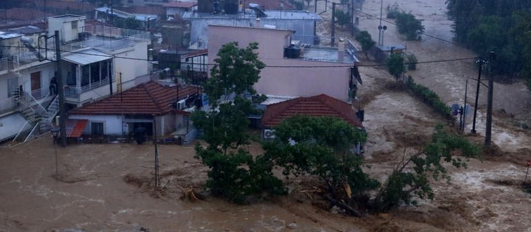In Griechenland, Bulgarien und der Türkei gab es heftige Unwetter. Mehrere Häuser sind von Hochwasser betroffen (hier: Griechenland). (Foto: dpa Bildfunk, picture alliance/dpa/InTime News/AP | George Kidonas)