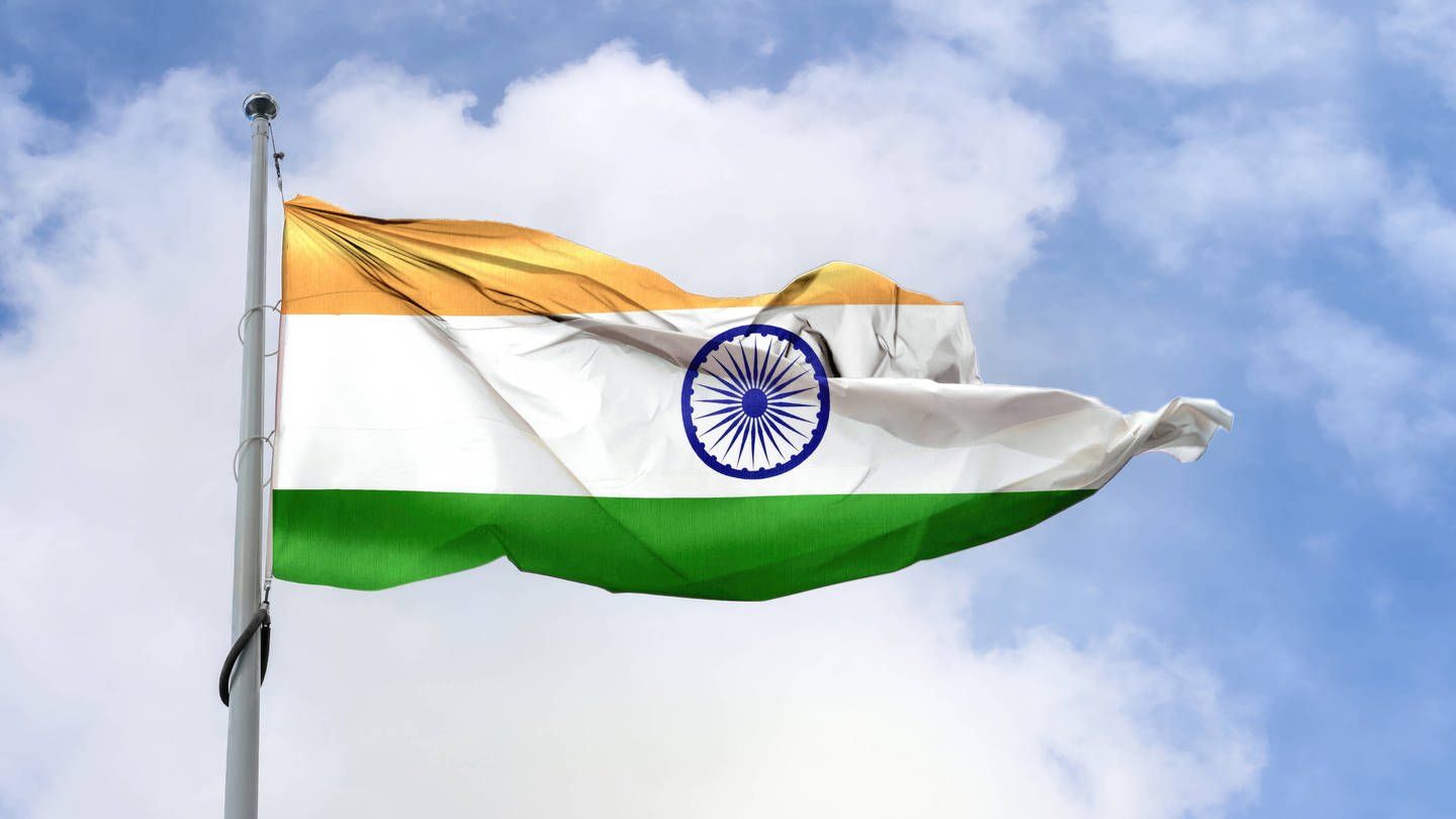 Die indische Flagge weht im Wind. (Foto: IMAGO, IMAGO / CHROMORANGE)