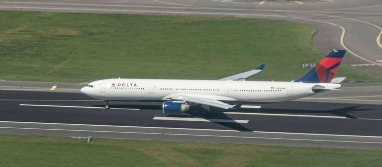 Ein Flugzeug von Delta Air Lines musste mitten im Flug nach Barcelona umkehren. Ein Passagier hatte Durchfall. (Foto: IMAGO, IMAGO / NurPhoto)
