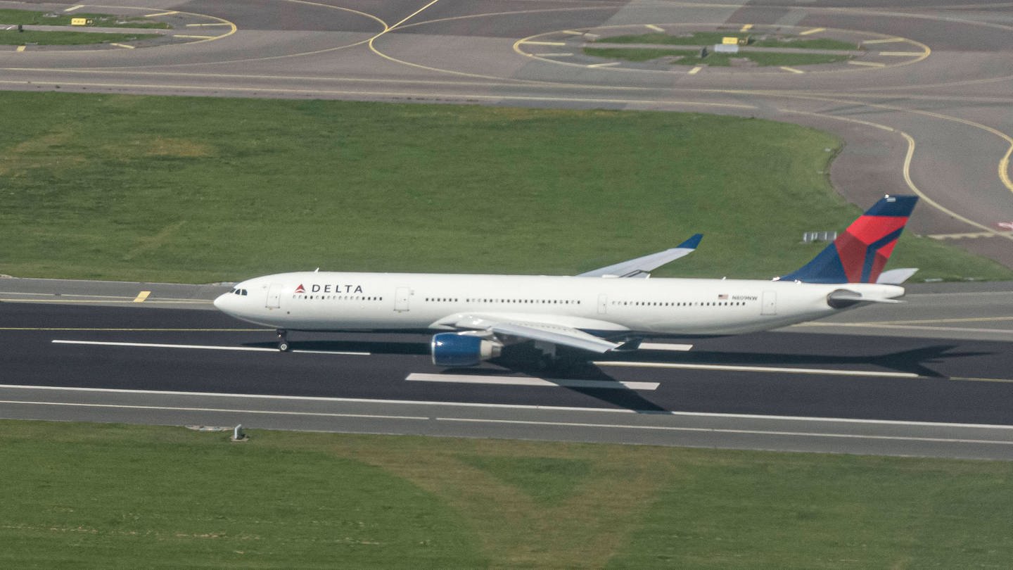 Ein Flugzeug von Delta Air Lines musste mitten im Flug nach Barcelona umkehren. Ein Passagier hatte Durchfall. (Foto: IMAGO, IMAGO / NurPhoto)