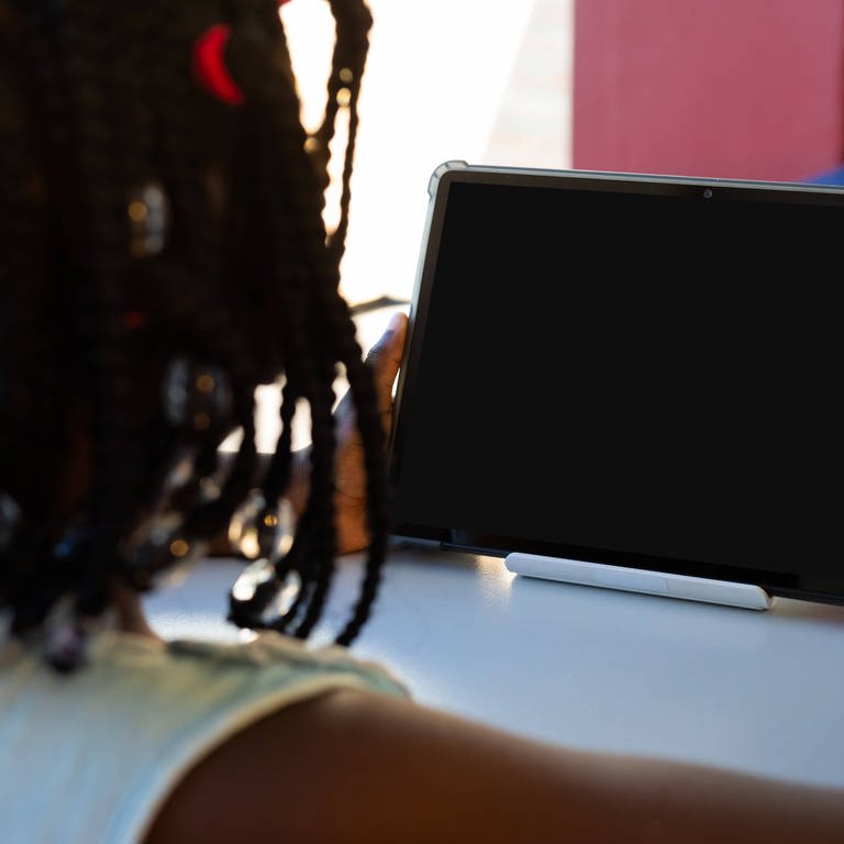 Mädchen vor Tablet in Schule. (Foto: IMAGO, IMAGO / VectorFusionArt)
