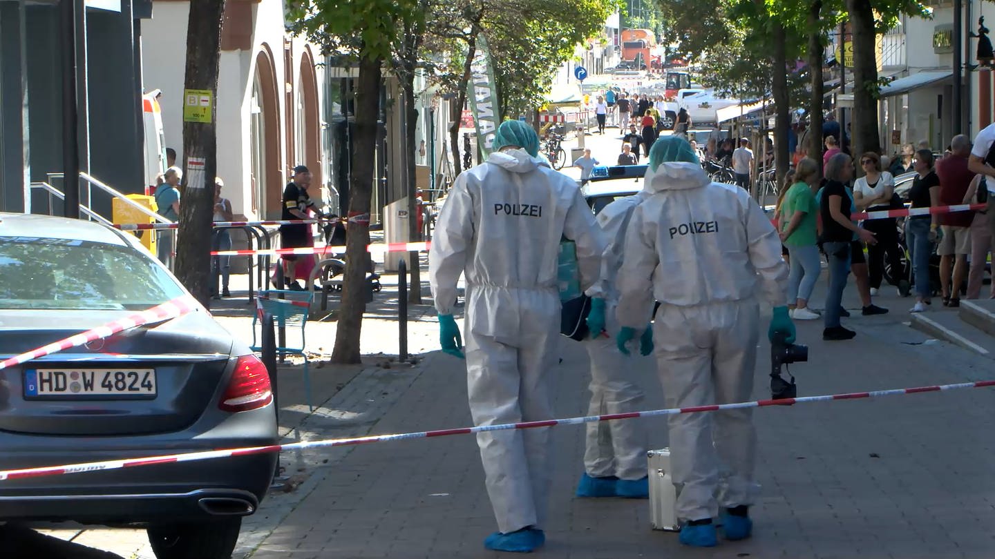 Die Polizei sichert nach einem Messerangriff in der Innenstadt von Wiesloch die Spuren. (Foto: dpa Bildfunk, picture alliance/dpa/Rene Priebe)