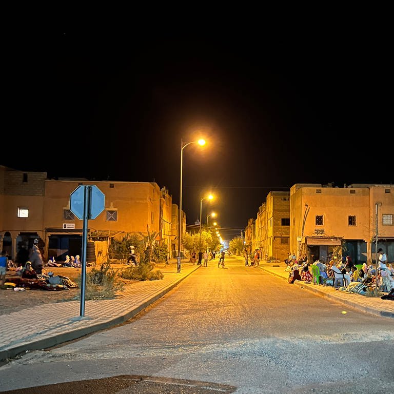Bewohner der Stadt Ouarzazate suchen nach einem Erdbeben auf einem freien Platz Schutz. (Foto: dpa Bildfunk, picture alliance/dpa/Xinhua | Wang Dongzhen)