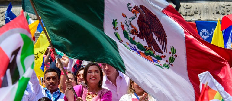 Präsidentschaftskandidatin Galvéz mit Mexiko-Flagge (Foto: IMAGO, IMAGO / ZUMA Wire)