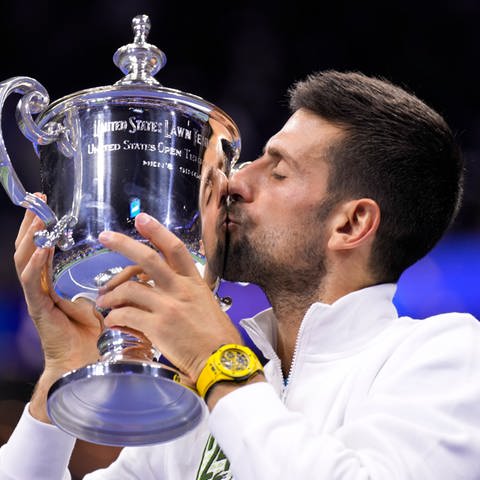 Tennis: Grand Slam; ATP-Tour - US Open, Einzel, Herren, Finale, Djokovic (Serbien) - Medwedew (Russland): Novak Djokovic küsst die Meisterschaftstrophäe. (Foto: dpa Bildfunk, picture alliance/dpa/AP | Manu Fernandez)