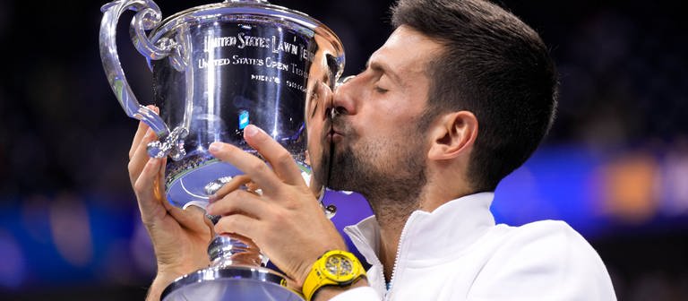Tennis: Grand Slam; ATP-Tour - US Open, Einzel, Herren, Finale, Djokovic (Serbien) - Medwedew (Russland): Novak Djokovic küsst die Meisterschaftstrophäe. (Foto: dpa Bildfunk, picture alliance/dpa/AP | Manu Fernandez)