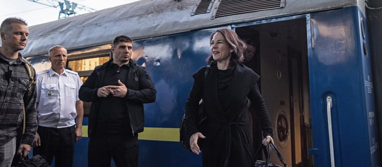 Annalena Baerbock (Bündnis 90Die Grünen), Budnesaußenministerin, trifft mit dem Zug zu einem geheimen Besuch in der ukrainischen Hauptstadt Kiew ein. (Foto: dpa Bildfunk, picture alliance/dpa | Oliver Weiken)