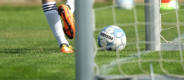 Fußball-Symbolbild (Foto: IMAGO, IMAGO / Hanno Bode)