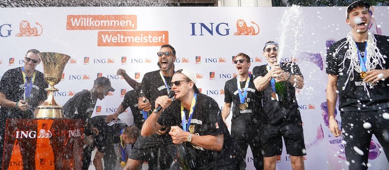 Empfang der deutschen Basketball Nationalmannschaft in Frankfurt nach dem Gewinn der Weltmeisterschaft. (Foto: IMAGO, IMAGO / Schüler)