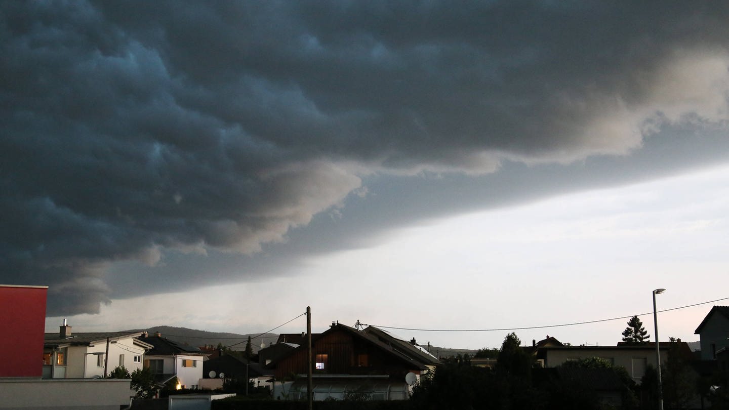 Gewitterwolken ziehen über ein Dorf (Foto: IMAGO, IMAGO / Daniel Scharinger)
