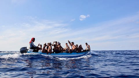 Eine Gruppe von etwa 17 Geflüchteten aus Chebba (Tunesien) fährt in einem Fischerboot durch das Mittelmeer in Richtung der italienischen Insel Lampedusa. (Foto: picture-alliance / Reportdienste, picture alliance/dpa/EUROPA PRESS | Jesús Hellín)