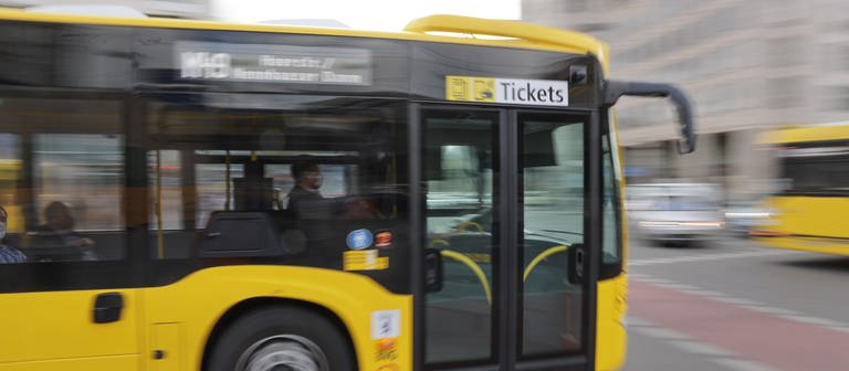 Ein 18-Jähriger wurde in Berlin Spandau unter einem Bus eingeklemmt. 40 Passanten haben ihn gerettet. (Foto: dpa Bildfunk, picture alliance/dpa | Jörg Carstensen)
