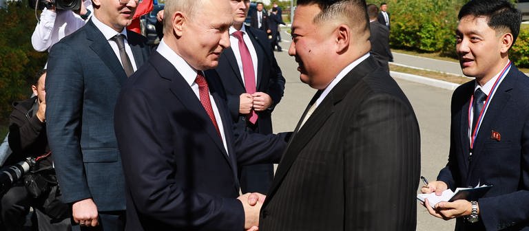 Das Bild zeigt Wladimir Putin und Kim Jong-un bei ihrem Treffen auf dem Weltraumbahnhof Kosmodrom in Wostotschny.  (Foto: dpa Bildfunk, picture alliance/dpa/Pool Sputnik Kremlin/AP | Vladimir Smirnov)