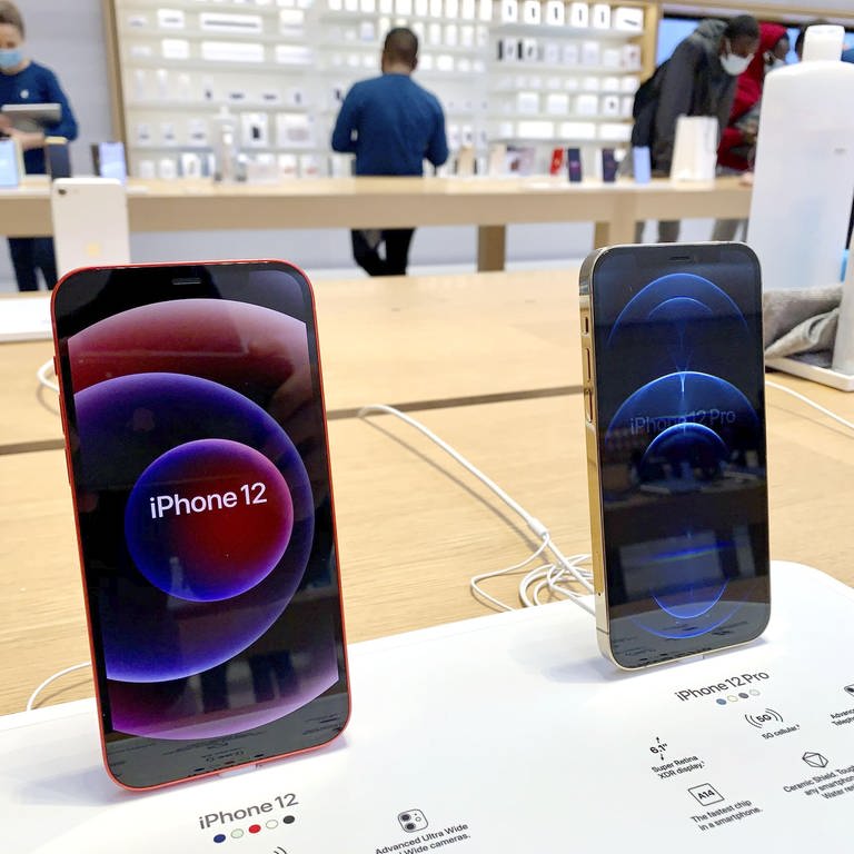 Ein iPhone 12 und ein iPhone 12 Pro stehen in einem Apple Store auf einem Tisch. Frankreich hat angedroht, die Geräte wegen zu hoher Strahlungswerte zurückzurufen. (Foto: dpa Bildfunk, picture alliance/dpa/kyodo | -)