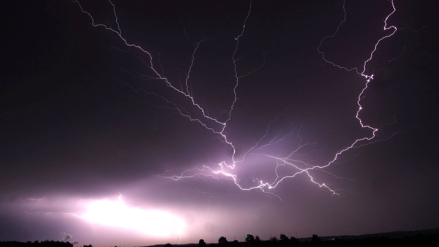 Ein Blitz zuckt bei einem Gewitter bei Nacht am Himmel. Das Bild wurde in Ellwangen aufgenommen. (Foto: dpa Bildfunk, picture alliance/dpa | Alexander Wolf)